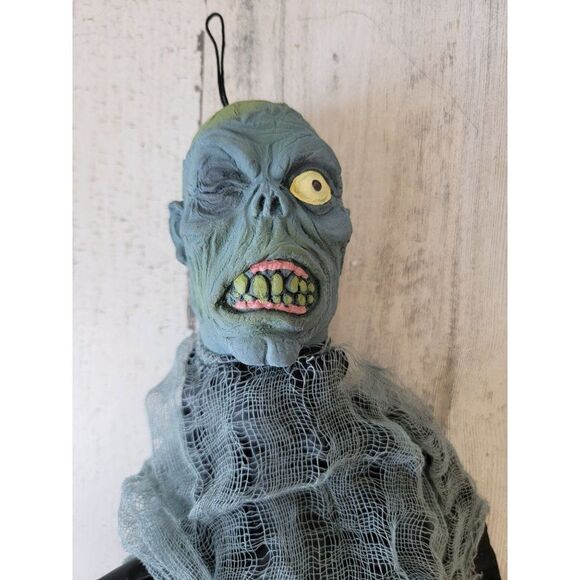 Mini rubber head hanging scary brain zombie prop Halloween - Picture 3 of 7